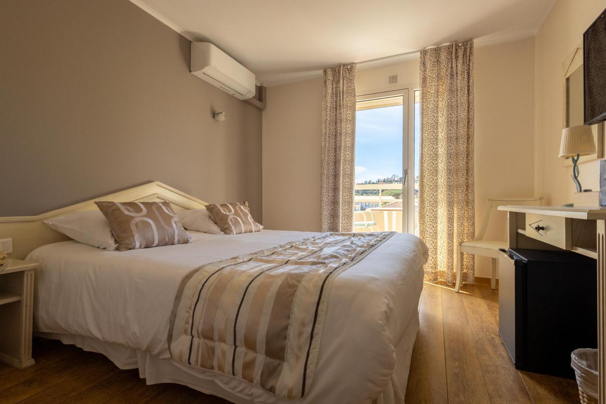 Hotel Mediterranee Le Lavandou Zewnętrze zdjęcie