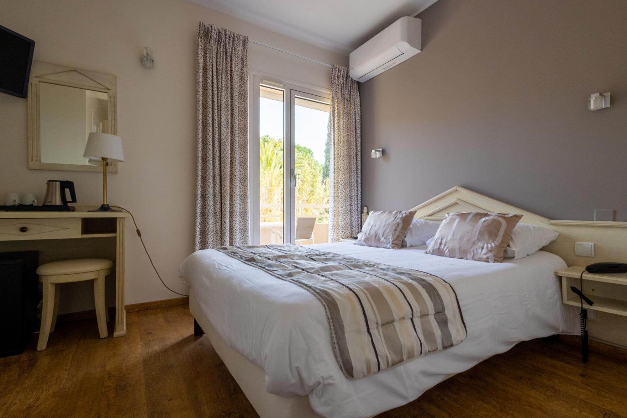 Hotel Mediterranee Le Lavandou Zewnętrze zdjęcie